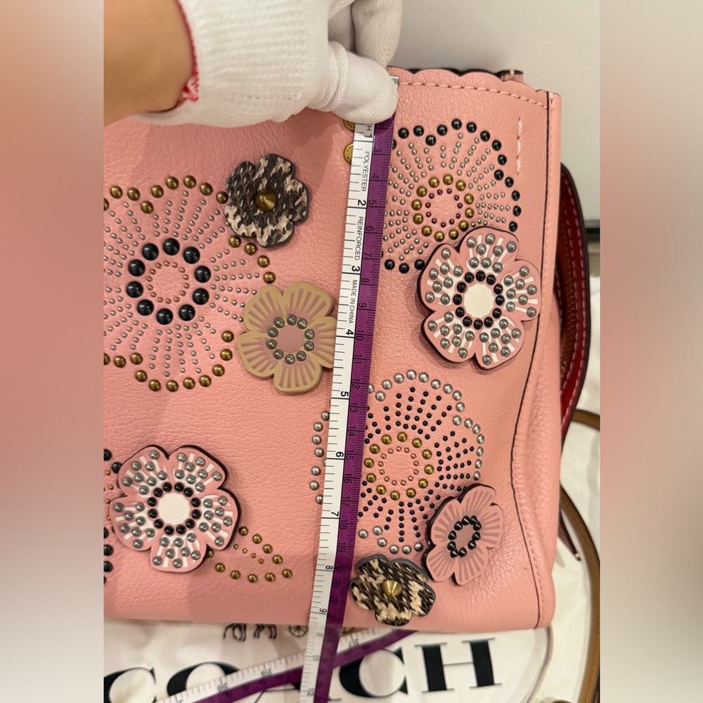 Coach 1941 Rogue 31 With Tea Rose Rivets Peony - Picture 9 of 15